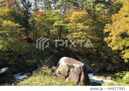 秋の山梨県甲府市の昇仙峡の奇岩(えぼし岩) 秋の山梨県甲府市の昇仙峡の奇岩(えぼし岩) 44627981