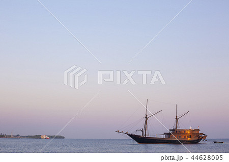 インドネシア地方都市の港 夜明け インドネシア地方都市の港 夜明け 44628095