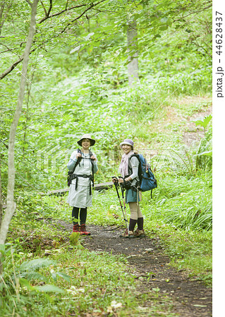 トレッキングする女性たち 44628437