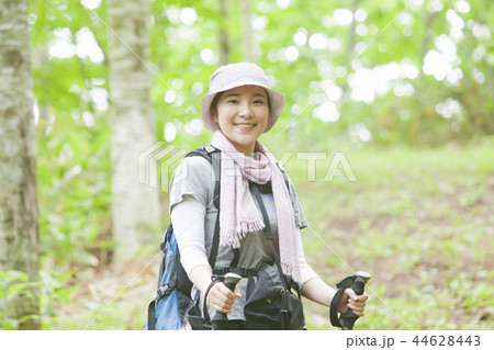 トレッキングする女性たち 44628443