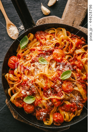 Tomato sauce spaghetti pasta on pan Tomato sauce spaghetti pasta on pan 44628796