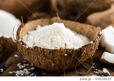 Coconut flakes 44628829