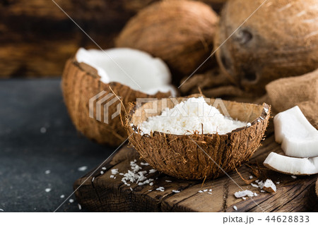 Coconut flakes 44628833