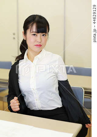 OL オフィス 上着を着る・脱ぐ・着替え OL オフィス 上着を着る・脱ぐ・着替え 44629129