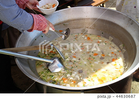 大鍋で作るトン汁、炊き出し 大鍋で作るトン汁、炊き出し 44630687