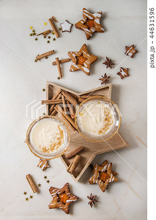 Christmas Eggnog cocktail 44631596