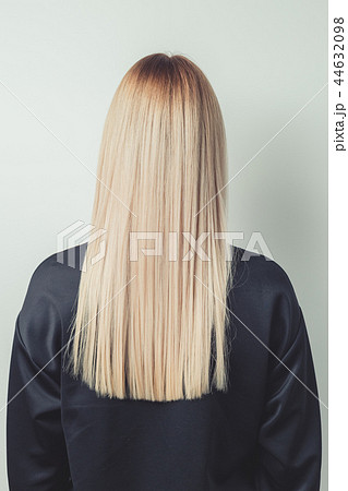 Beautiful young woman with long blond hair 44632098