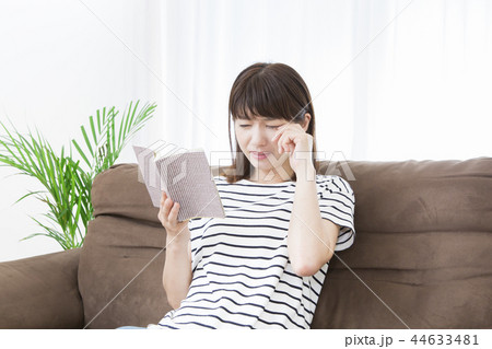 読書する若い女性 44633481