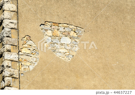 Cracked wall of a building 44637227