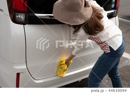 洗車するミドル女性 44639094