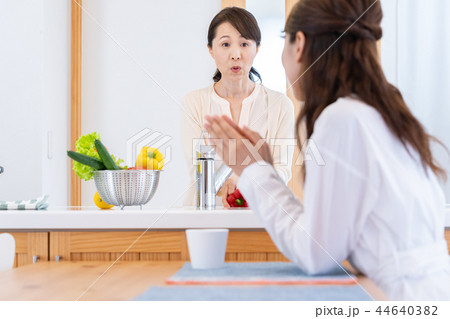 キッチンで会話する親子 44640382