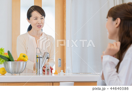 キッチンで会話する親子 44640386