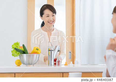 キッチンで会話する親子 キッチンで会話する親子 44640387