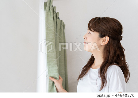 爽やかに目覚めた女性 44640570