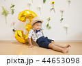 持たれてポーズ男の子 44653098