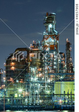 工場夜景 京浜工業地帯 川崎の写真素材