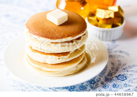 全粒粉入りパンケーキの写真素材