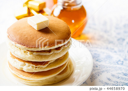 全粒粉入りパンケーキの写真素材