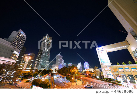 日本の横浜都市景観　桜木町駅前からみなとみらい２１の街並みを望む 44659096