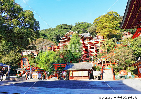 朝日を浴びる秋の祐徳稲荷神社 佐賀県鹿島市 の写真素材