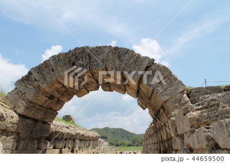 オリンピア 競技場へのアーチの写真素材