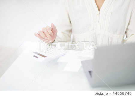 電卓で計算する女性 電卓で計算する女性 44659746