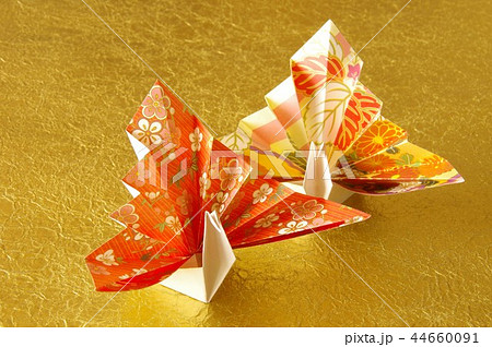 祝い鶴 飾り鶴 お正月イメージ 折り鶴 折り紙 和柄 着物柄の写真素材