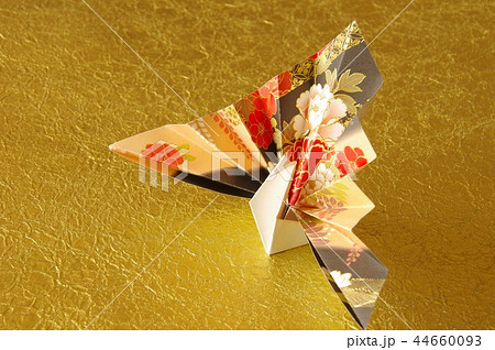 祝い鶴 飾り鶴 お正月イメージ 折り鶴 折り紙 和柄 着物柄の写真素材