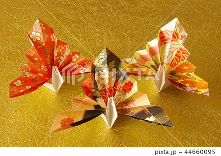 祝い鶴 飾り鶴 お正月イメージ お祝いイメージ 折り鶴 折り紙 和柄 着物柄の写真素材