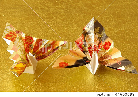 祝い鶴 飾り鶴 折り鶴 お正月イメージ 結婚式イメージ 折り紙 和柄 着物柄の写真素材