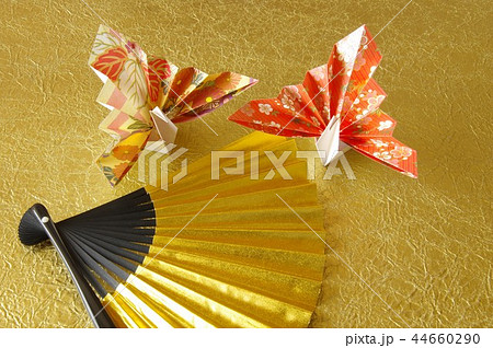 祝鶴 飾り鶴 折り紙 和柄 扇子 末広 お祝いイメージの写真素材