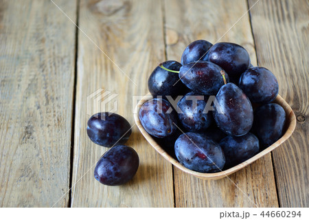 Top view. Ripe blue plums with water drops 44660294