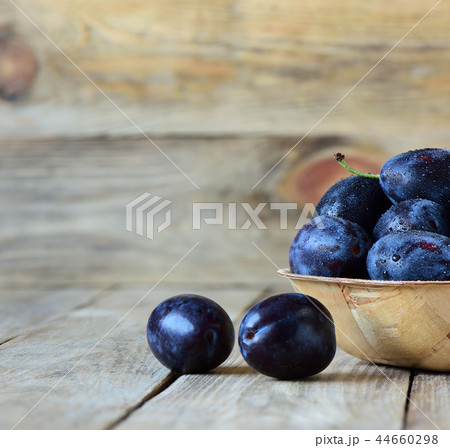 Fresh blue plums with drops of water 44660298