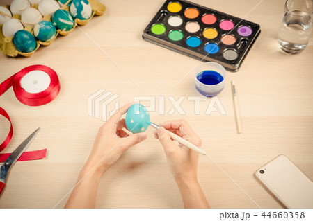Happy easter, women is painting the easter eggs Happy easter, women is painting the easter eggs 44660358