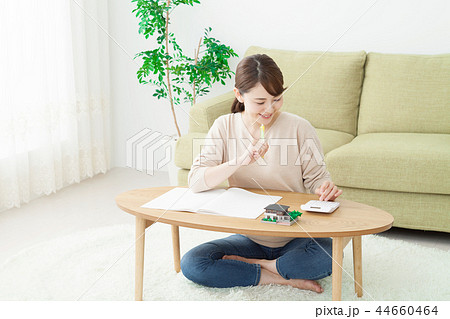 計算をしている若い女性 44660464