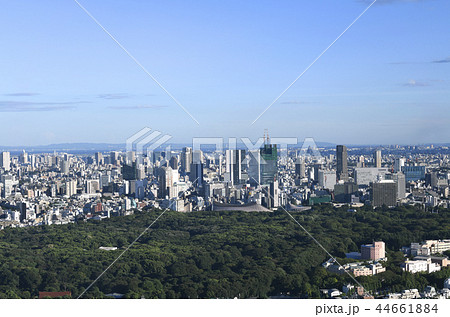 日本の東京都市景観 渋谷の高層ビル群など街並みを望むの写真素材