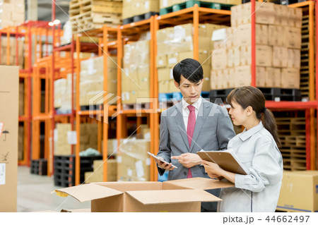 物流　倉庫　働く人　発注ミス 44662497