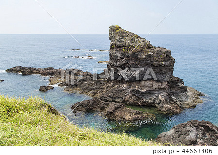 長崎県壱岐島の断崖絶壁 44663806