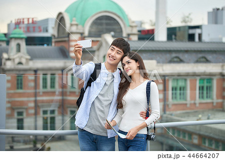 イタリア人 韓国人 カップルの写真素材