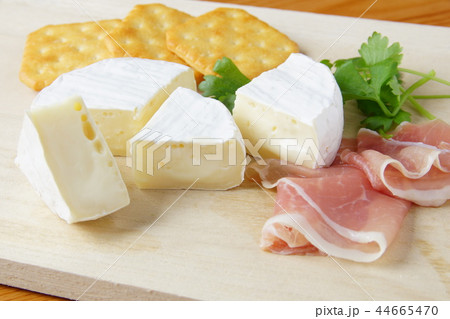 カマンベールチーズ 44665470