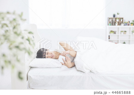 女性　寝る　起きる　朝　ライフスタイル 44665888
