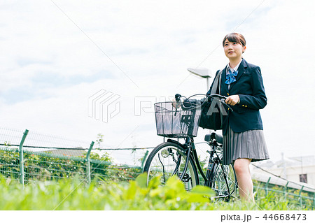 女子高生 高校生 学生 女性 自転車の写真素材