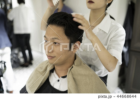 男性モデルのヘアセット 美容室 理容室の写真素材 [44668644] - PIXTA