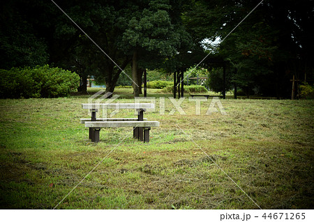 人気のない公園のテーブルと椅子 44671265