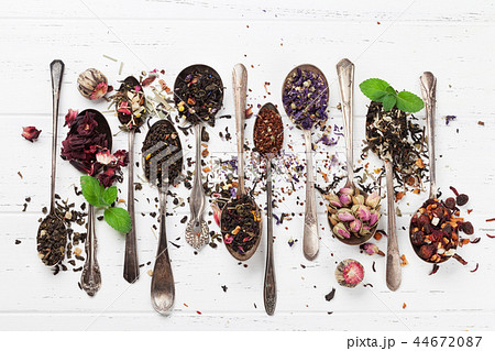 Various tea in spoons. Black, green and red tea 44672087