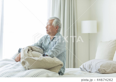 シニア男性 ベッドの写真素材