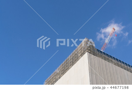 ビル・建設現場イメージ・青空 44677198