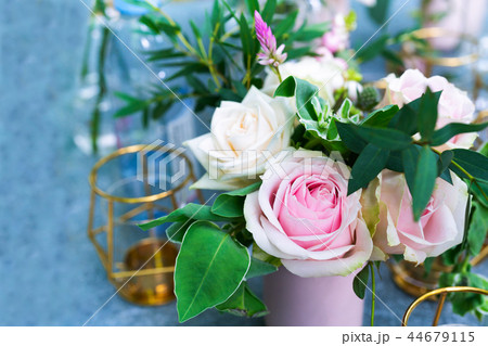bouquet of roses. Flower arrangement in flower pot bouquet of roses. Flower arrangement in flower pot 44679115