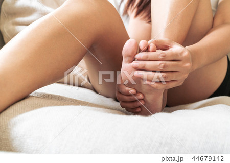 foot ankle injury pain women touch foot painful foot ankle injury pain women touch foot painful 44679142
