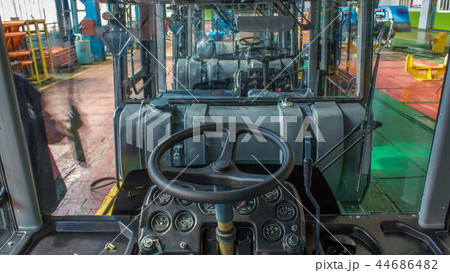 Conveyor assembly stage the body of tractor at factory timelapse 44686482